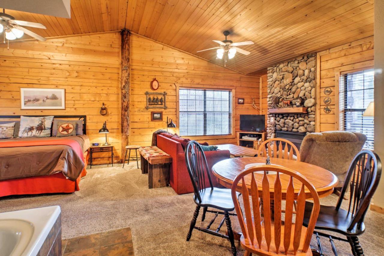 Cabin-Style Studio Right Off The Branson Strip! Appartamento Esterno foto
