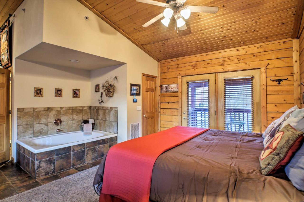 Cabin-Style Studio Right Off The Branson Strip! Appartamento Esterno foto