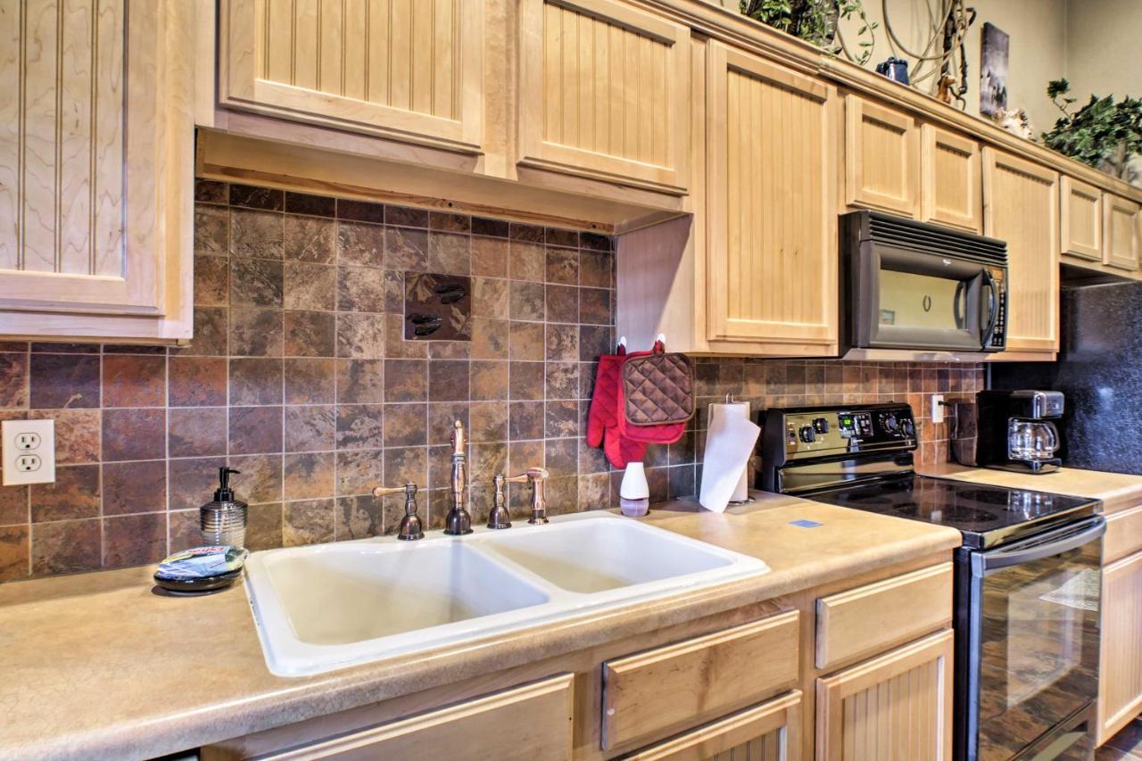 Cabin-Style Studio Right Off The Branson Strip! Appartamento Esterno foto