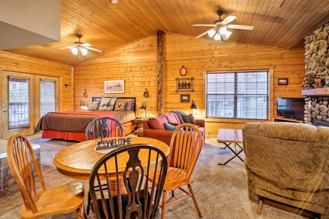 Cabin-Style Studio Right Off The Branson Strip! Appartamento Esterno foto