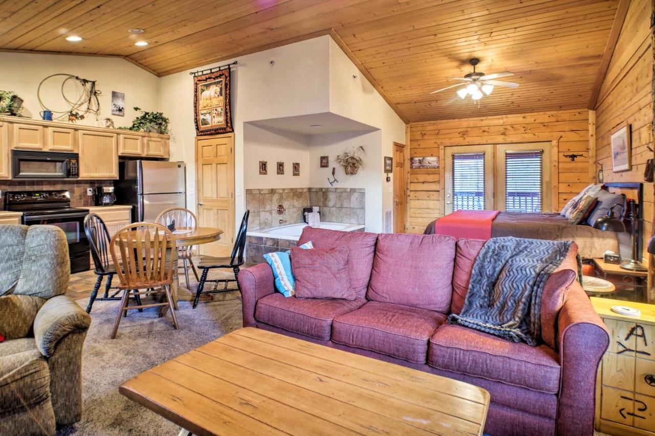 Cabin-Style Studio Right Off The Branson Strip! Appartamento Esterno foto