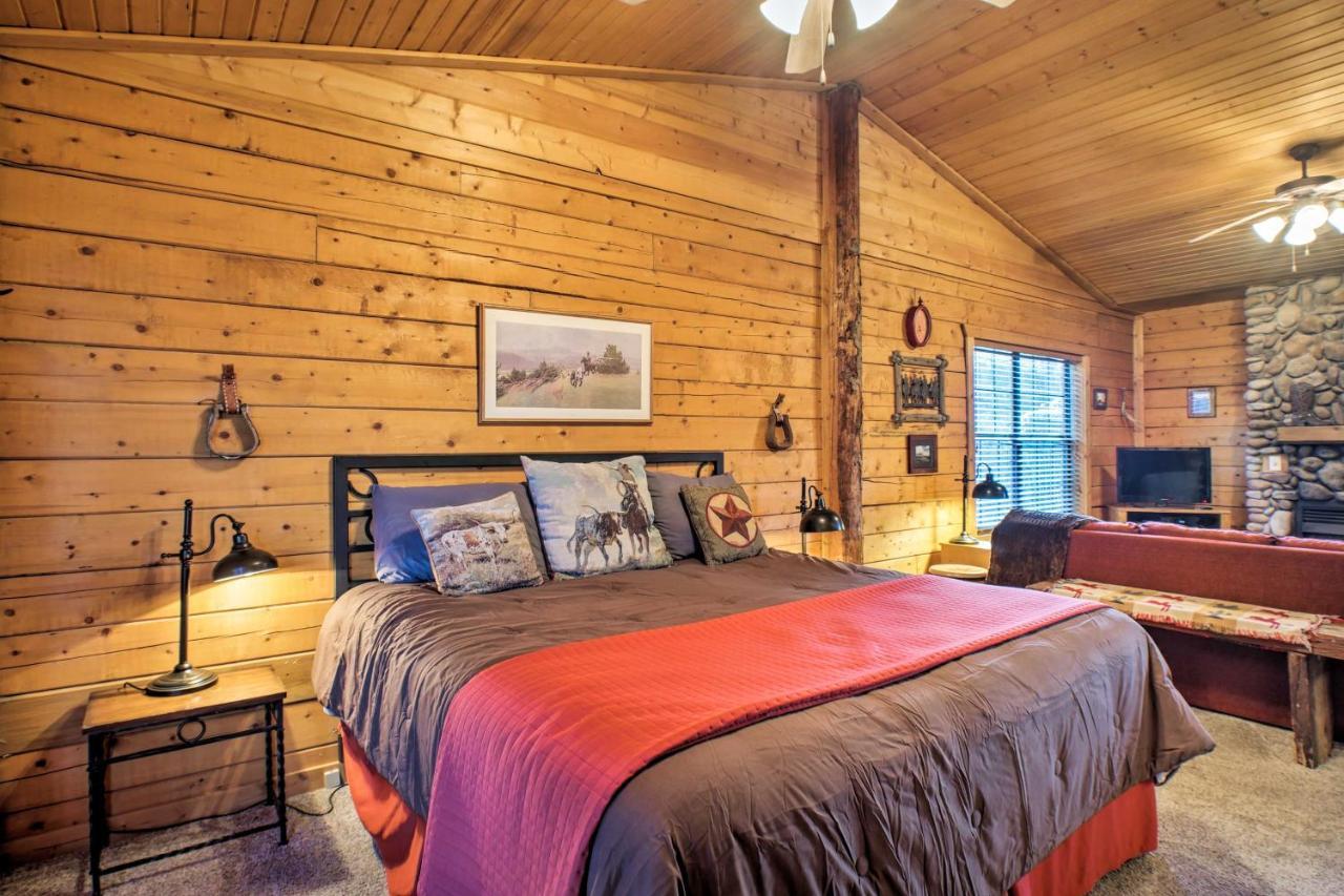 Cabin-Style Studio Right Off The Branson Strip! Appartamento Esterno foto